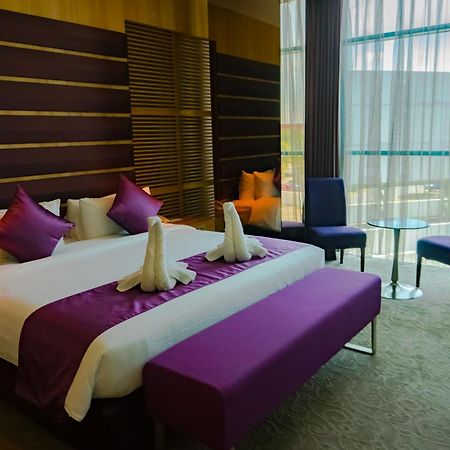 Greens Hotel & Suites Bintulu Exterior foto