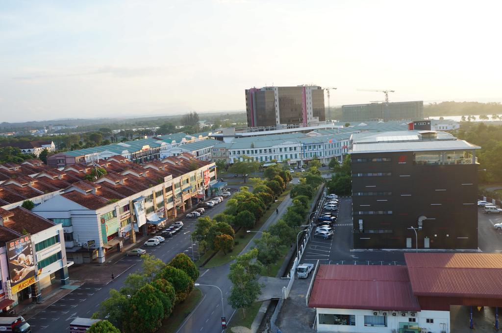 Greens Hotel & Suites Bintulu Exterior foto